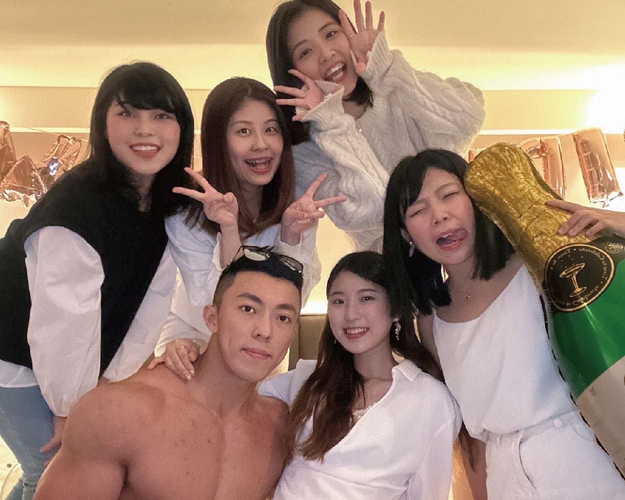 猛男秀辣妹秀表演